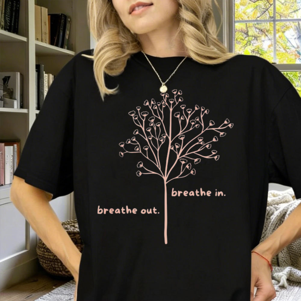 Your Health Wellness - 呼吸を吸い込み、呼気をするTシャツ マインドフルネスで精神的健康とセルフケアを促進するウェルネスTシャツ リラックス 快適 感情的な癒し